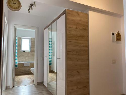 雅西Luxury Studios & Apartments Newton by GLAM的一个带镜子的浴室的扇门