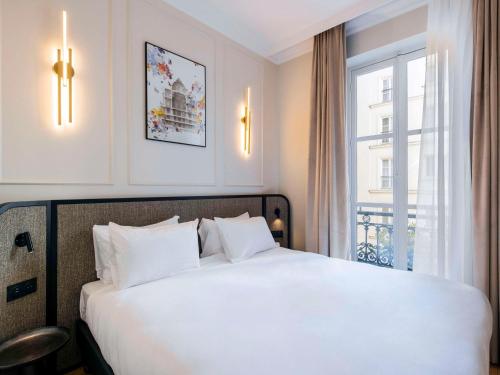 巴黎巴黎歌剧院阿德吉奥公寓酒店的卧室配有一张大白色床和窗户