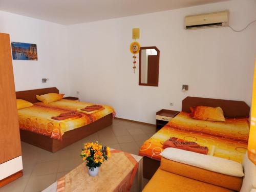 比亚拉Dom Zaharievi的酒店客房设有两张床和一张桌子。