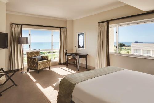 伊丽莎白港Southern Sun The Marine的酒店客房设有一张床、一张书桌和窗户。