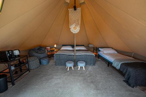 波拉齐克SolinaGlamp的帐篷内带两张床的房间