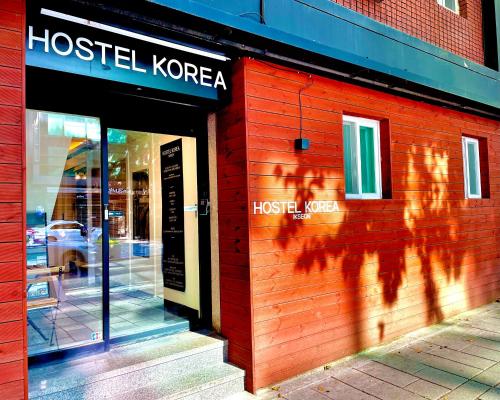 首尔Hostel Korea - Ikseon的上面有旅馆标志的建筑