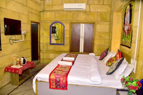 斋沙默尔Hotel Shahiraj Jaisalmer的一间卧室,卧室内配有一张大床