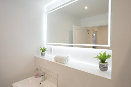 伯明翰Cosy 1 bed - Heart of Birmingham的白色的浴室设有镜子和水槽