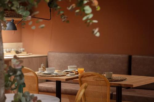 巴塞罗那TOC Hotel Las Ramblas的餐厅的桌椅和食物