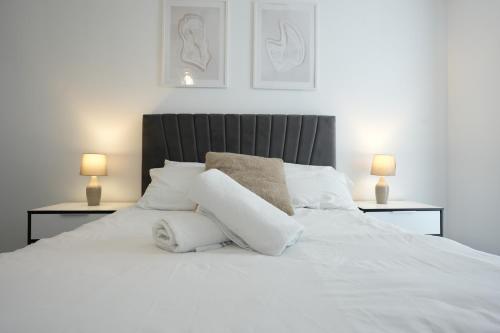 伯明翰Cosy 1 bed - Heart of Birmingham的配有白色枕头和两盏灯的白色床