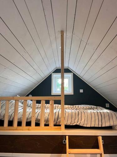 法尔肯贝里Araya Svensson’s Guest House的天花板的木凳
