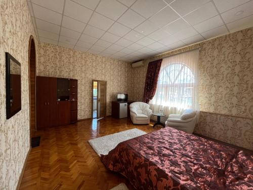 第聂伯罗Barvy Dnipra的一间卧室配有一张床,并在一间客房内配有电视。