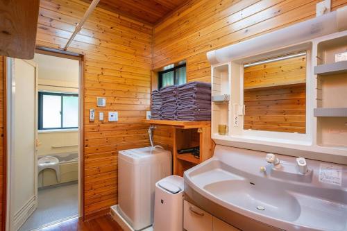 奄美ペットと泊まれる宿一棟貸しkise-㐂瀬-的浴室配有白色水槽和卫生间。