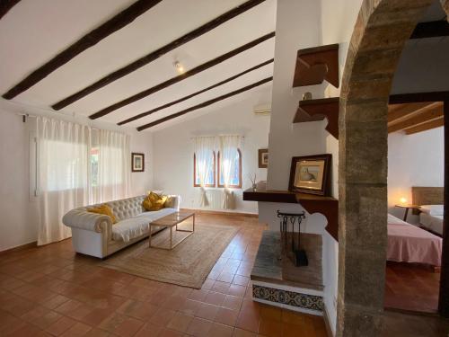 埃斯波尔莱斯Finca es Born - vistas panorámicas的带沙发和壁炉的客厅