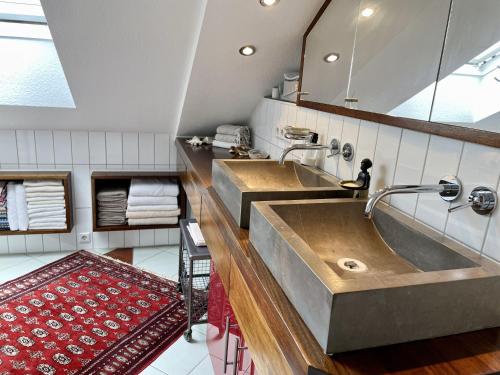 斯图加特Guest Room in Stuttgart-Nord的一间带两个盥洗盆和大镜子的浴室