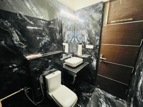 古尔冈Hotel Dayal Regency near IMT Chowk Manesar, Manesar的一间带卫生间和水槽的浴室