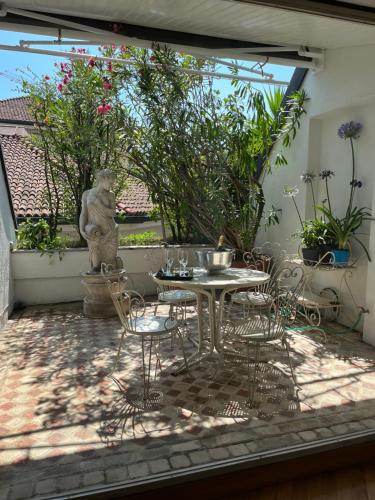 米兰Imperial Terrace suite的庭院配有桌椅和植物