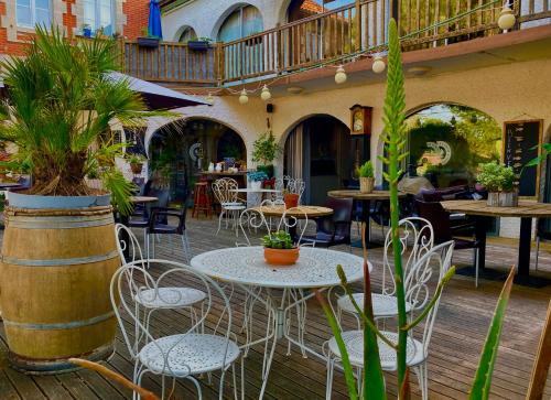 滨海苏拉克泡沫人生酒店的户外庭院设有桌椅和植物