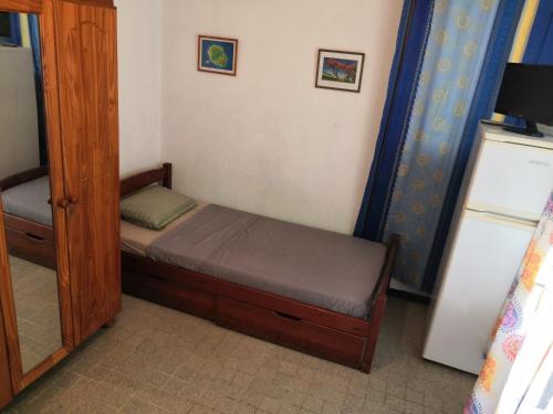 圣丹尼斯LocaTriolet的一间小卧室,配有一张床和镜子