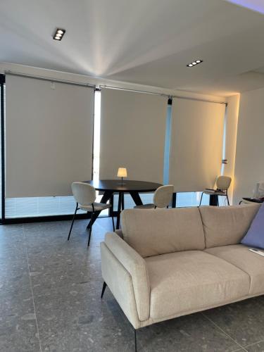 玛格丽塔萨沃亚Casa Mare Design的客厅配有沙发和桌子