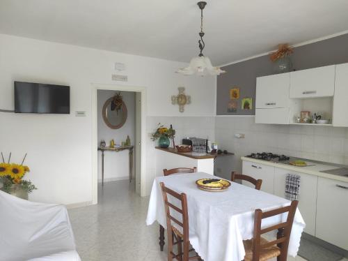 兰恰诺Buongiorno Majella - Appartamento con piscina的厨房配有带白色桌布的桌子