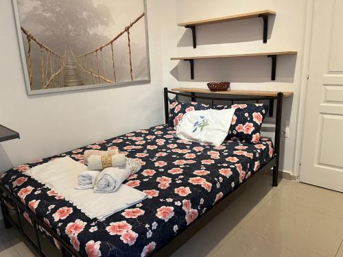 尼亚米卡尼奥纳mini studio的一间卧室配有带毛巾的床