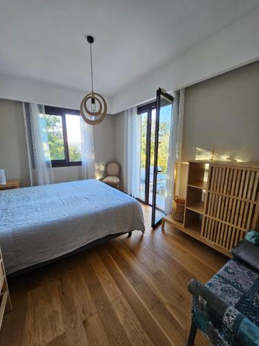 GattièresVilla Fadeta的一间卧室配有一张床、一张沙发和窗户。