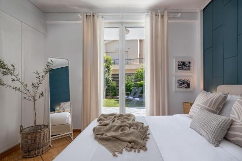 雅典The Southern Mansion Athens的卧室设有白色的床和大窗户