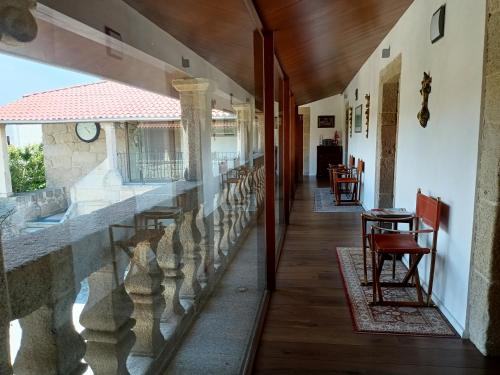 VillamarínCasa das Capelas的房屋的走廊,配有桌椅