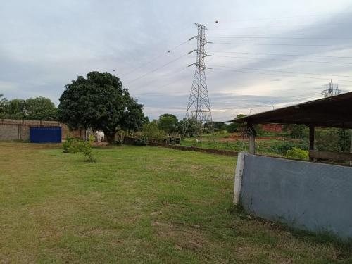 帕苏斯Chacara Tropicalia的距此远的地方有输电塔
