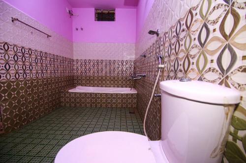 瓦加蒙Mount view Holidays的一间带卫生间和浴缸的浴室