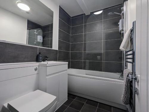 海维康Conegra Road by Wycombe Apartments的浴室配有卫生间、浴缸和水槽。