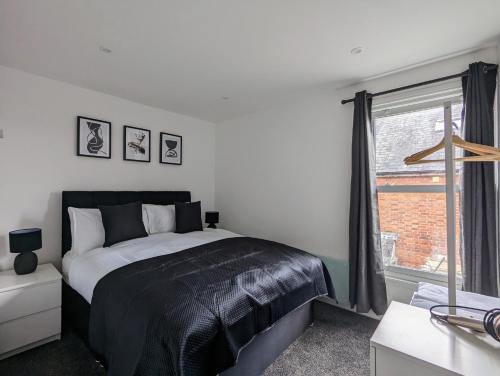 海维康Conegra Road by Wycombe Apartments的一间卧室设有一张床和一个窗口