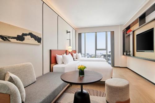 苏州苏州雅辰悦居酒店的酒店客房,配有床和沙发