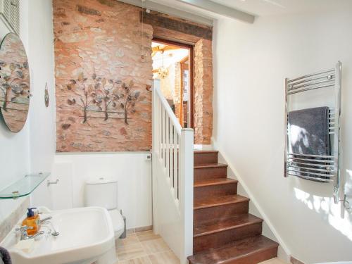 SpaxtonParish Land Barn的浴室设有楼梯、盥洗盆和卫生间。