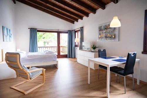卢加诺Centro Cadro Panoramica的一间卧室配有一张床、一张桌子和一张桌子