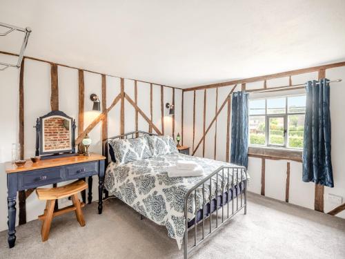 Thornham MagnaMeadowland的一间卧室配有一张床、一张书桌和一个窗户。