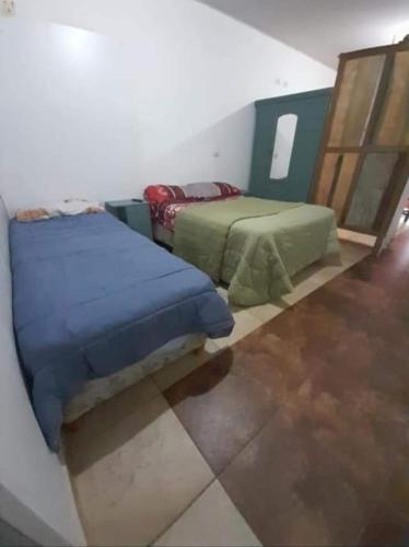 拉斐拉LOFT "sencillito" a pasos de la RUTA 34的一间卧室,配有两张床