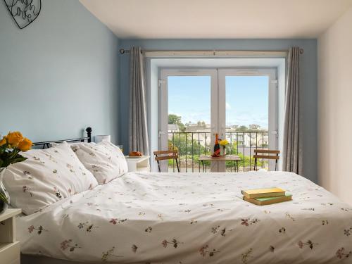 塞米斯湾Harbour View的一间卧室配有一张床,上面有一本书