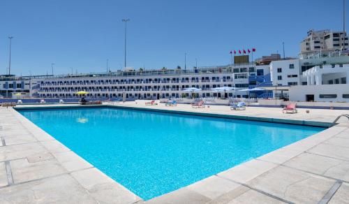 卡萨布兰卡hotel tropicana的大楼前的大型蓝色游泳池