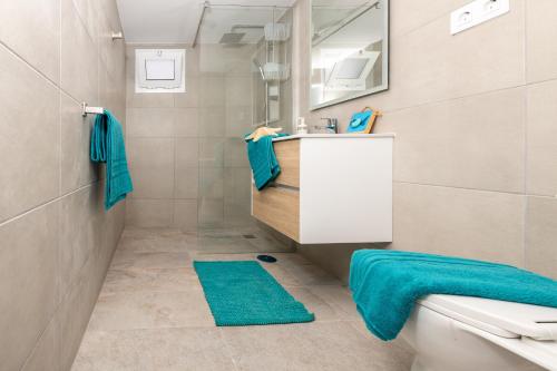 拉奥利瓦Vista Paraiso near the beach的一间带水槽、卫生间和镜子的浴室
