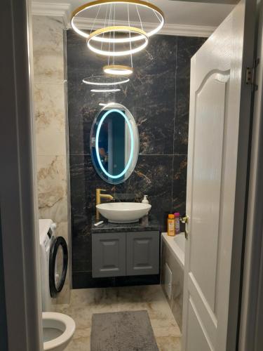 奥拉迪亚Luxury Home的一间带水槽和镜子的浴室