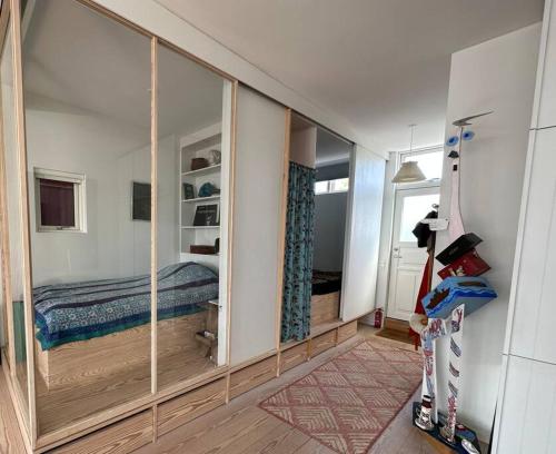 哥本哈根Unique boathouse.的卧室配有带镜子的大衣柜和床