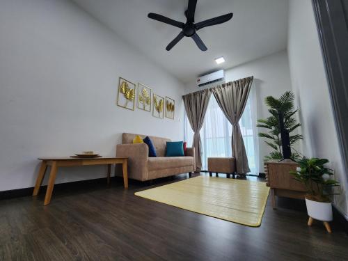 班吉Bunga Rampai Homestay, Vista Bangi的客厅配有沙发和桌子