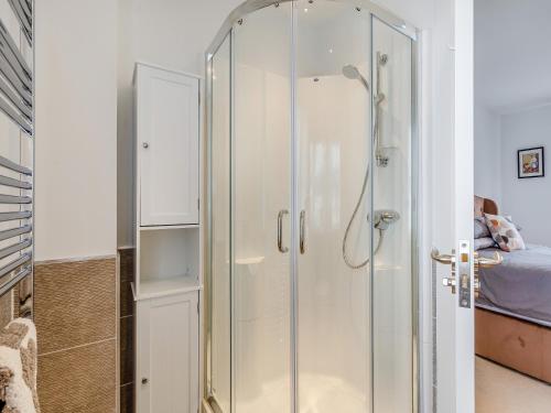 CroyOne The Loan的一间设有床铺的客房内的玻璃淋浴间