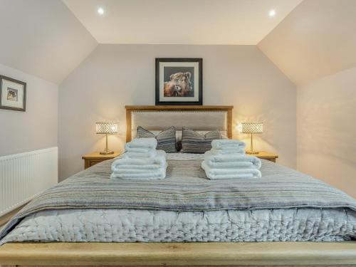 GrangeMayflower - Uk43632的一间卧室配有带毛巾的床