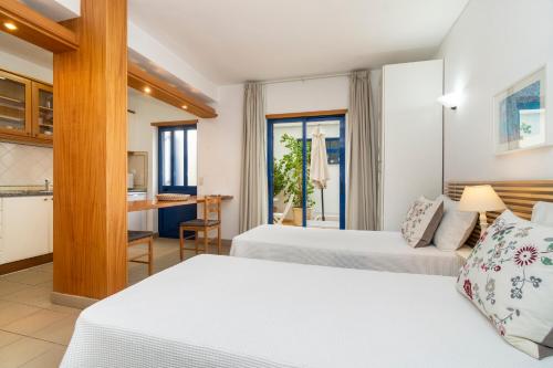阿尔布费拉罗西奥海公寓式酒店的酒店客房带两张床和厨房