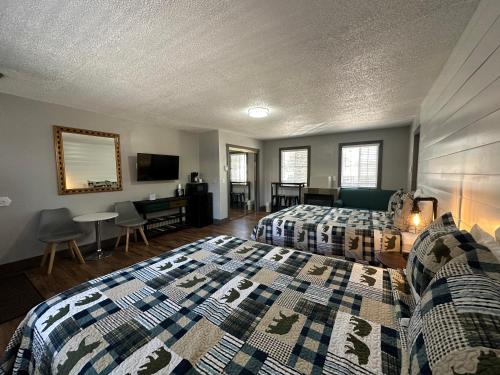 南太浩湖Lake Ridge South Lake Tahoe的一间卧室配有两张床、一张桌子和一台电视。