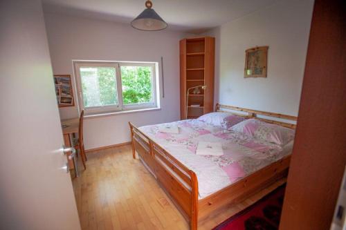 伊布斯河畔魏德霍芬Privatzimmervermietung Margit的一间卧室设有一张床和一个窗口