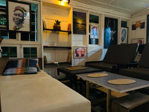 鲁亨盖里MASHA ARTS STUDIO的配有桌椅和墙上图片的房间
