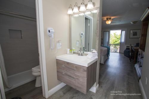 蒙托克肯尼蒂珀雷酒店的一间带水槽和镜子的浴室