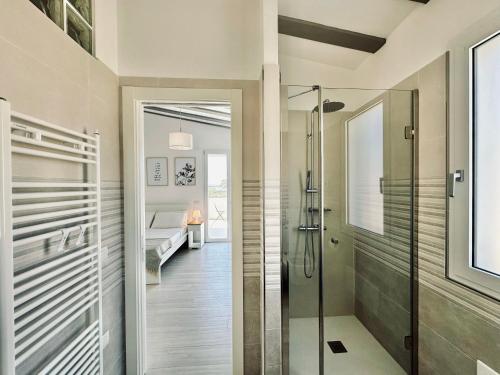 塞拉尔朱斯Villa Noga Rooms的一间带步入式淋浴间和玻璃门的浴室