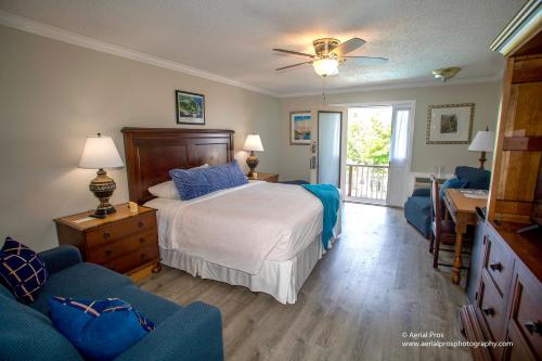 蒙托克肯尼蒂珀雷酒店的一间卧室配有一张床、一张桌子和一张沙发