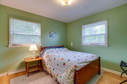 霍斯黑兹Quaint Horseheads Home with Screened-In Patio!的一间卧室设有一张床和两个窗户。